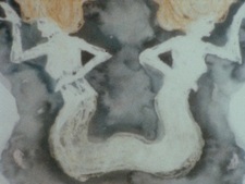 В тёмных деревьях